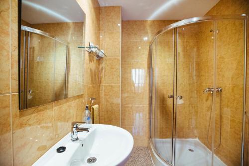 Ένα μπάνιο στο Apartamentos Arcos