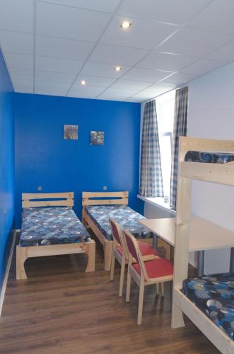 a room with two bunk beds and a table and chairs at Nakvynė Miroslave in Alytus