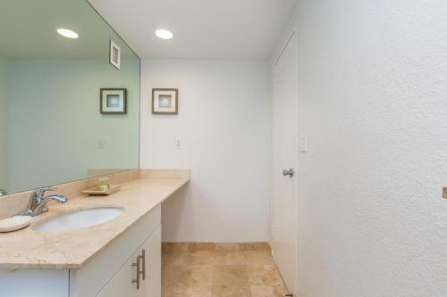 ein Bad mit einem Waschbecken und einem Spiegel in der Unterkunft Two bed beach condo at Sian Miami in Hollywood