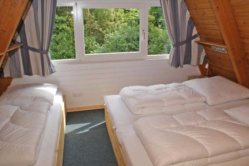 Zeltdachhaus mit moderner Ausstattungにあるベッド