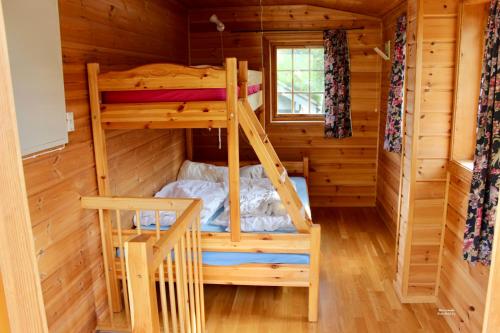 1 dormitorio con literas en una cabaña de madera en Røldalstunet Overnatting, en Røldal