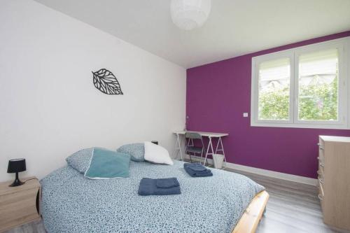 レンヌにあるAppartement 2 Chambres - Parking privéの紫の壁のベッドルーム1室(ベッド1台付)