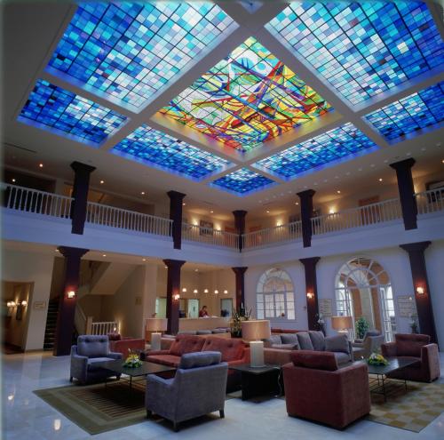 a large lobby with a large stained glass ceiling at Parador de Vic-Sau in Tavernoles