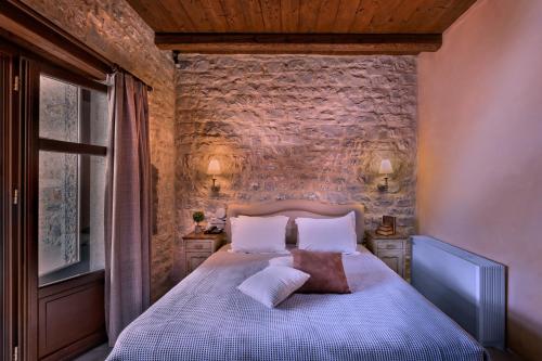 Postel nebo postele na pokoji v ubytování Petra & Fos Boutique Hotel & Spa