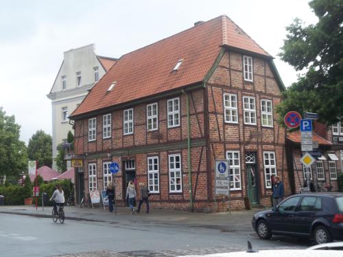 リューネブルクにあるFerienwohnung am Liebesgrundの赤い屋根の茶レンガ造り