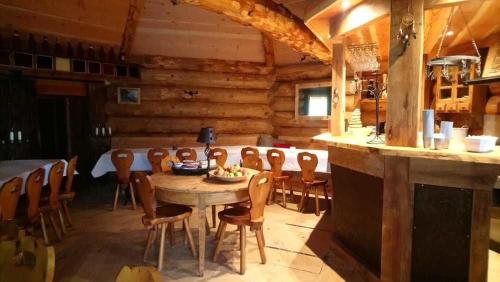 a dining room with a table and chairs in a cabin at Les Cabanes Du Saleve in Collonges-sous-Salève