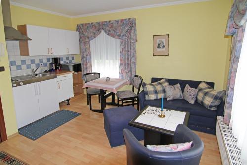 uma cozinha e uma sala de estar com um sofá e uma mesa em Appartements am Kurpark em Bad Mitterndorf