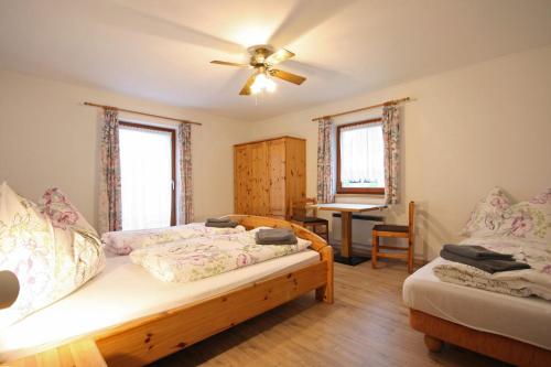 1 dormitorio con cama y escritorio. en Almliesl ZELL-374, en Zell am See