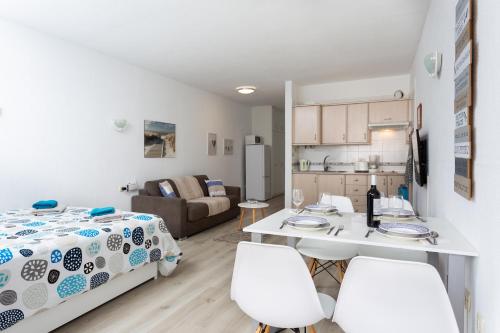 eine Küche und ein Wohnzimmer mit einem Bett und Stühlen in der Unterkunft Studio Atlantic View II in Icod de los Vinos