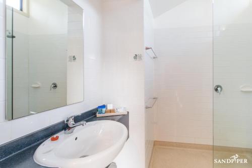 Un baño de Sandpiper Motel Apollo Bay