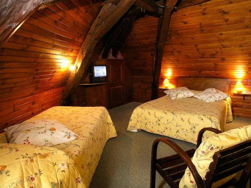 A bed or beds in a room at Logis Hôtels Restaurant Le Relais Chenonceaux