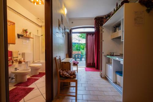 La salle de bains est pourvue de toilettes et d'un lavabo. dans l'établissement Ai Due Pini B&B, à Pescantina