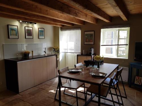 Il comprend une cuisine avec une table et des chaises. dans l'établissement Le Clos Falaw, à Azay-sur-Cher