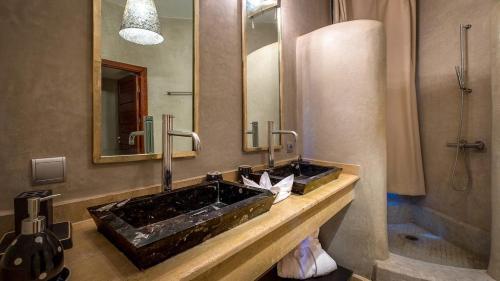 Baño con 2 lavabos y espejo en Palmeraie Dar Atlas - Luxury Houses, en Marrakech