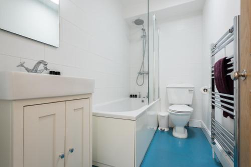 A bathroom at The Old Tailor House - Charming 4BDR Home