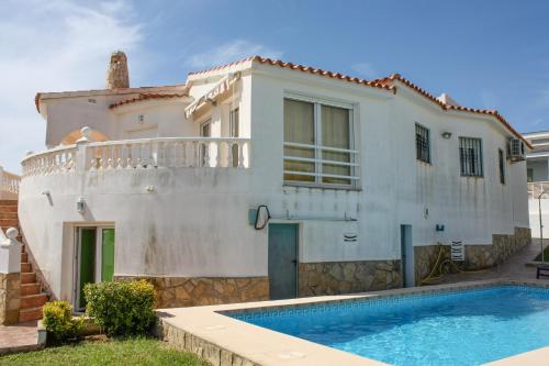 une villa avec une piscine en face d'une maison dans l'établissement Chalet Suiza, à Peñíscola