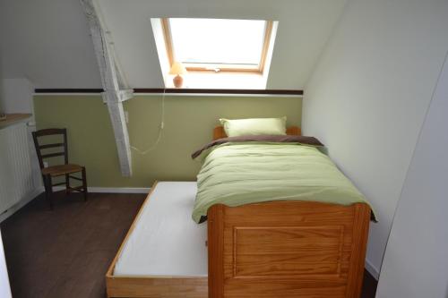 une petite chambre avec un lit et une fenêtre dans l'établissement gite 