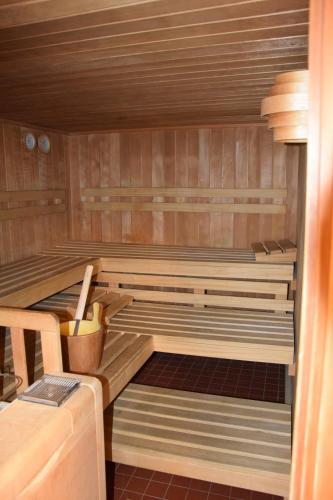 a sauna with two saucers sitting inside of it at Naturidyll Hotel Hammerschmiede in Anthering