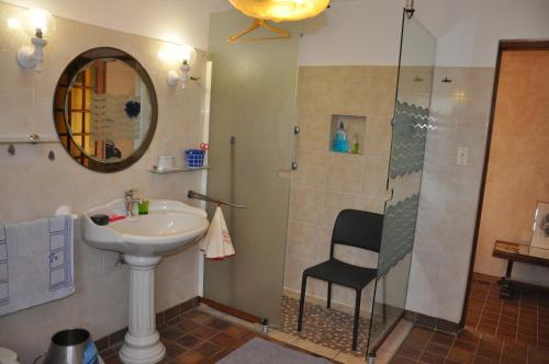 Saint-Aubin-des-Châteaux的住宿－gite "le saint Joseph"，带淋浴、水槽和椅子的浴室