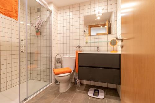 エンプリアブラバにあるGoldhome - Valiraのバスルーム(トイレ、洗面台、シャワー付)
