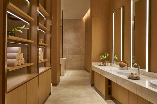 uma casa de banho com dois lavatórios e dois espelhos em City of Dreams - Morpheus em Macau
