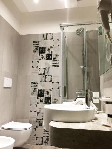 a bathroom with a sink and a shower and a toilet at B&B Bella Costa - lungomare Porto Cesareo in Porto Cesareo