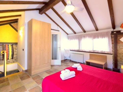 En eller flere senge i et værelse på Cozy Cottage in Flower Riviera with Swimming Pool