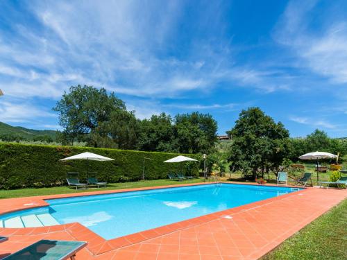 una piscina con sillas y sombrillas en Belvilla by OYO Agriturismo with garden, en Castiglion Fiorentino