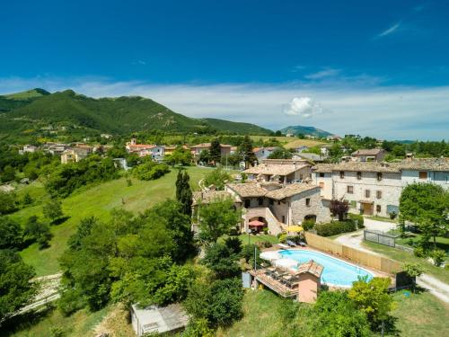 an estate in the mountains with a swimming pool at Belvilla by OYO Lupo in Cagli