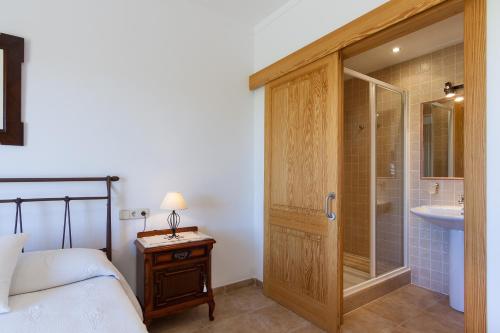 - une chambre avec une douche, un lavabo et un lit dans l'établissement Mussol, à Sa Pobla