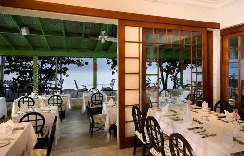 Restaurace v ubytování Mango Bay All Inclusive