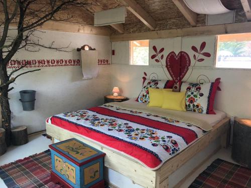 1 dormitorio con 1 cama grande en una habitación en Folklórna chyža en Bojnice