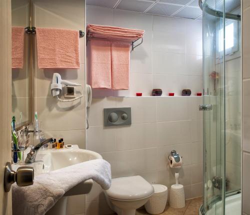 uma casa de banho com um WC, um lavatório e um chuveiro em Asmira Royal Hotel em Gumuldur