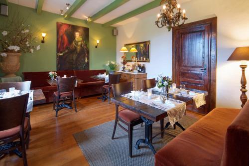 une salle à manger avec une table et un salon dans l'établissement Le Cuisinier en Combraille, à Vergheas