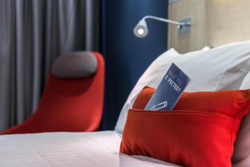 Un pat sau paturi într-o cameră la Holiday Inn Express Kettering, an IHG Hotel