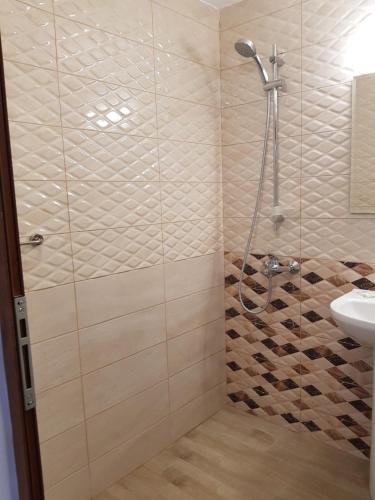 La salle de bains est pourvue d'une douche et d'un lavabo. dans l'établissement Villa Ilchev, à Sozopol