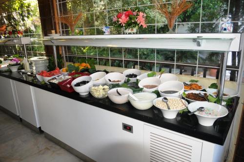 ein Buffet mit Schüsseln und anderen Gerichten auf einer Theke in der Unterkunft Navy Hotel in Marmaris