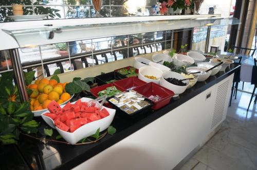 ein Buffet mit Schalen mit Obst und Gemüse in der Unterkunft Navy Hotel in Marmaris