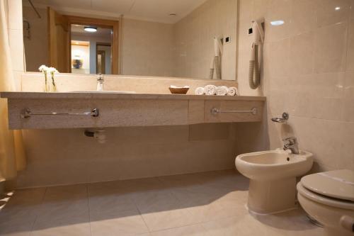 Bathroom sa Hotel Lusitano