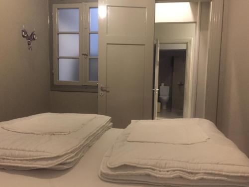 Uma cama ou camas num quarto em Nubian Hostel