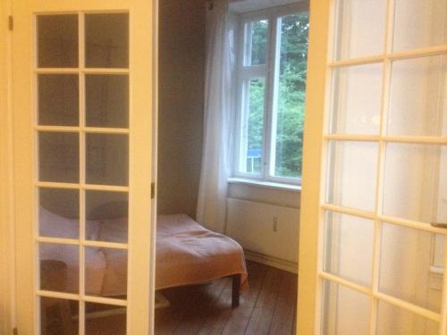 コペンハーゲンにあるCanal viewの窓付きの部屋、椅子付きの部屋