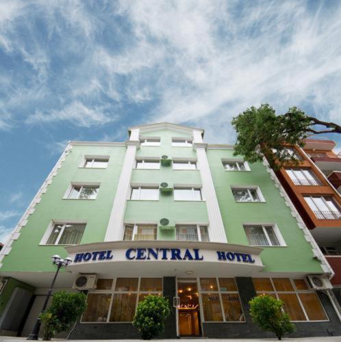 un grande edificio con l'insegna dell'hotel Centrallords di Family Hotel Central a Burgas