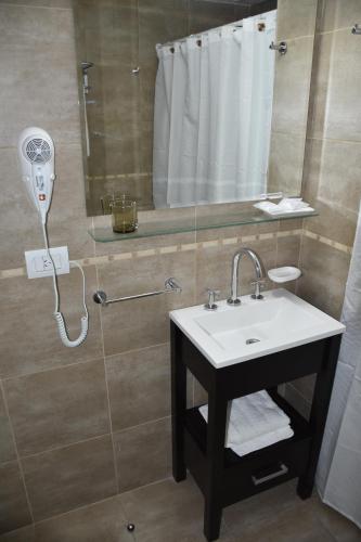 y baño con lavabo y ducha. en M&M San Telmo en Buenos Aires