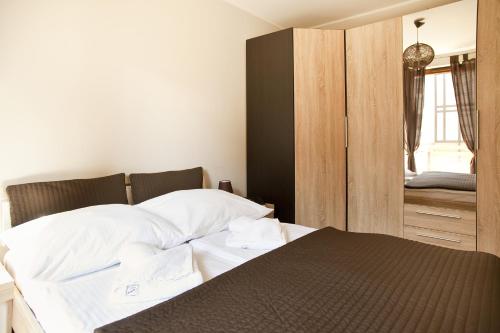 um quarto com uma cama grande e um closet em Rezydencja Park Rodzinna em Mielno