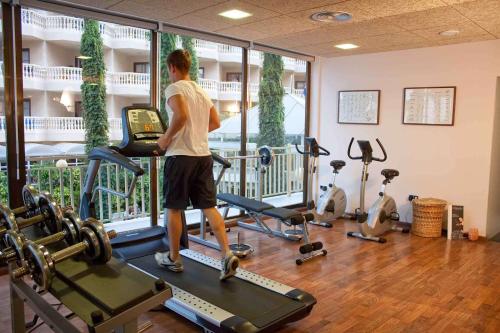 Gimnasio o instalaciones de fitness de Hotel Servigroup Papa Luna