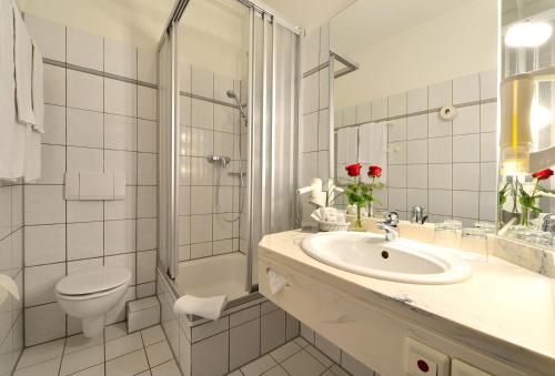Kylpyhuone majoituspaikassa Rheinhotel Vier Jahreszeiten Bad Breisig
