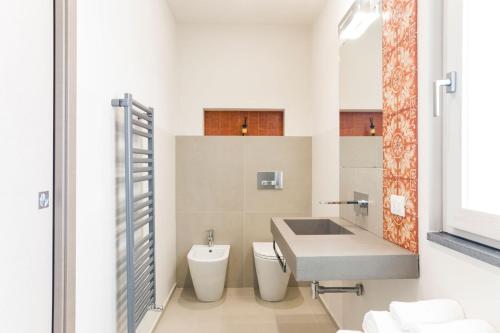 ザッフェラーナ・エトネーアにあるB&B Etna Dreamの洗面台とトイレ付きのバスルーム