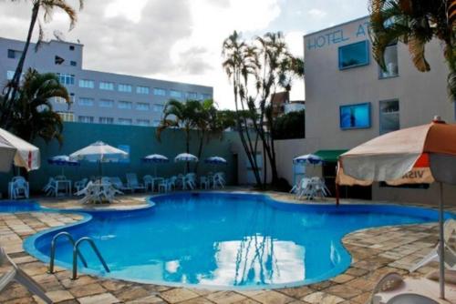 une grande piscine en face d'un bâtiment dans l'établissement Hotel Atlantico Sul, à Caraguatatuba