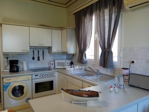 A kitchen or kitchenette at Monte Caputo Holiday House