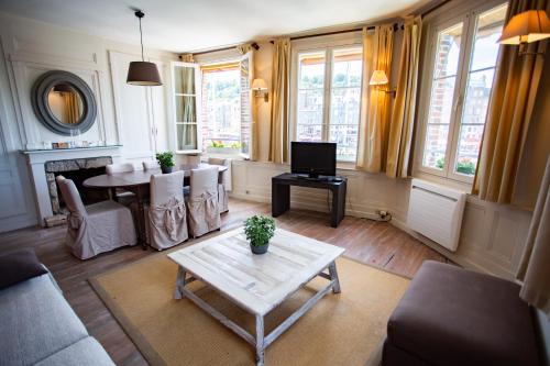 a living room with a couch and a table at Appartement Vieux Bassin in Honfleur